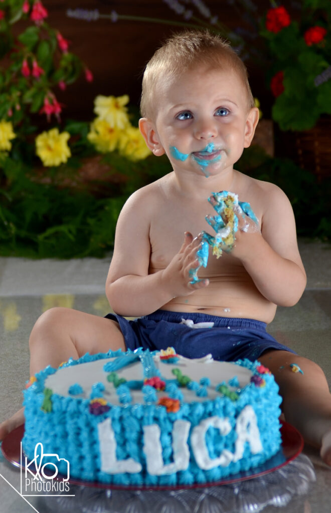 Servizio fotografico di smash cake Asti e provincia.bambino che gioca con la torta durante il suo servizio fotografico per il primo compleanno o smash cake