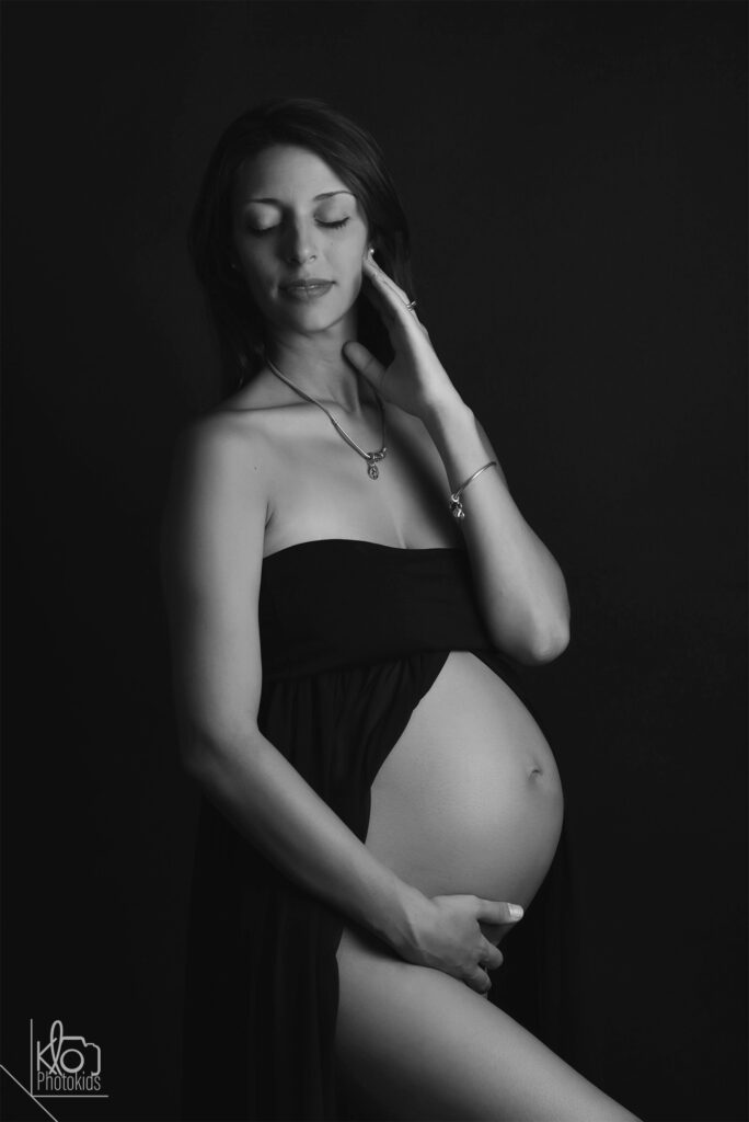 mamma in dolce attesa durante il servizio fotografico di gravidanza abbraciando e accarezzando la pancia
presso fotografa klophotokids, asti e provincia