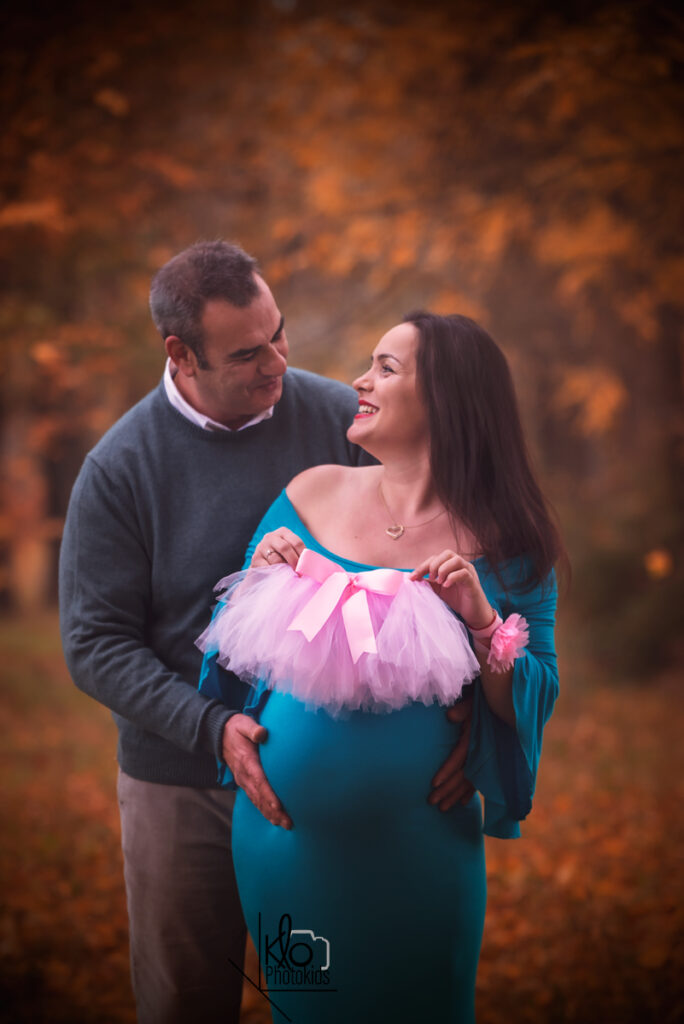 mamma e papà in dolce attesa durante il servizio fotografico di gravidanza all'aperto, abbraciando e accarezzando la pancia
presso fotografa klophotokids, asti e provincia