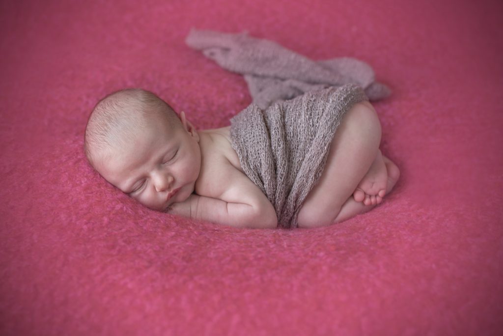 neonata durante il servizio fotografico di newborn, presso fotografa klophotokids, asti e provincia