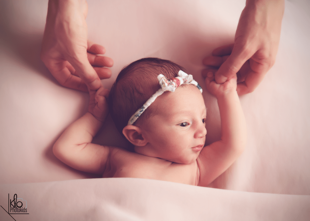 neonata durante il servizio fotografico di newborn, presso fotografa klophotokids, asti e provincia