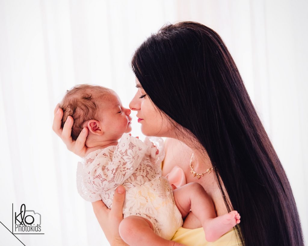 mamma e neonata durante il servizio fotografico di newborn, presso fotografa klophotokids, asti e provincia